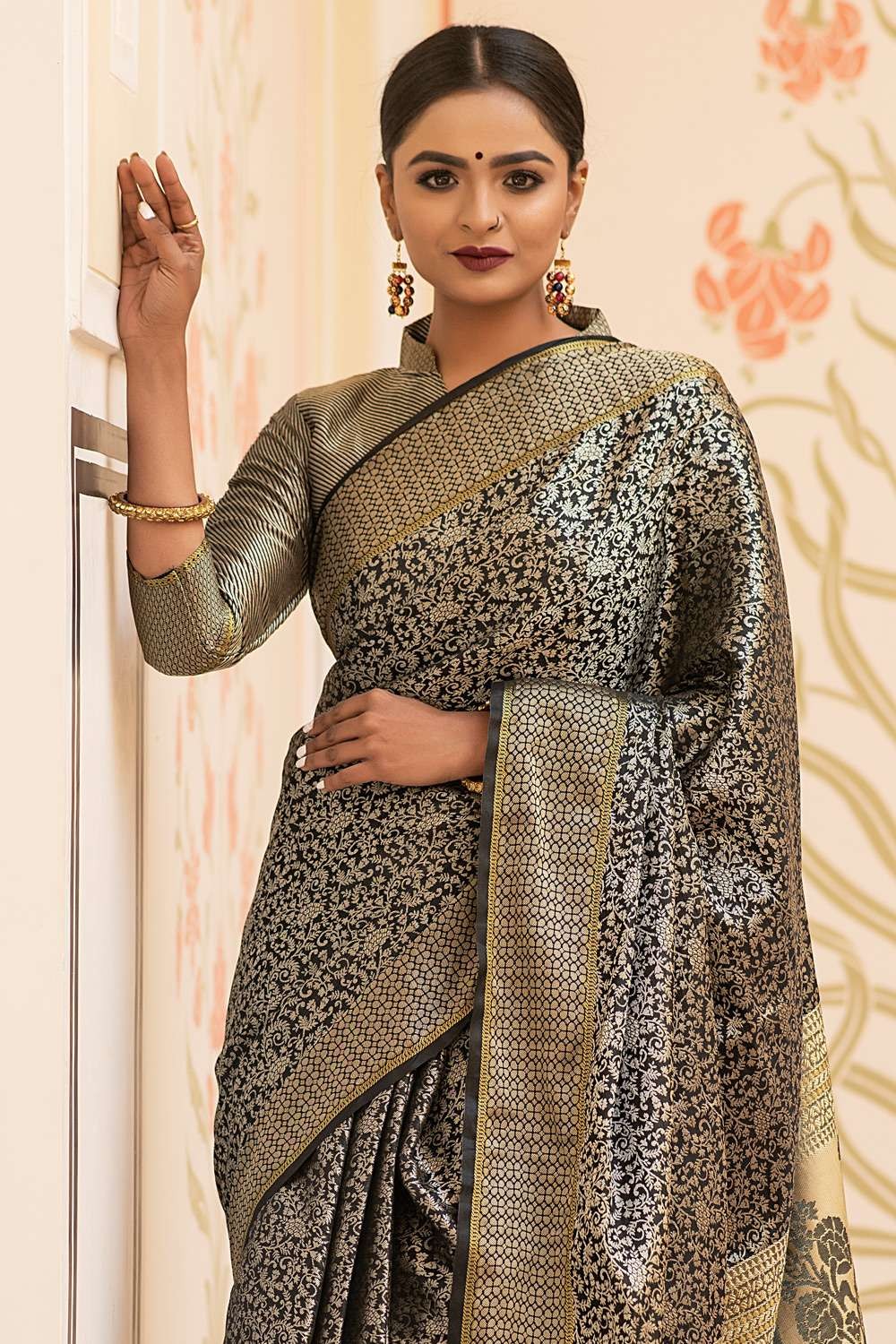 Engrossing Black Kanjivaram Silk Saree With Fantabulous Blou