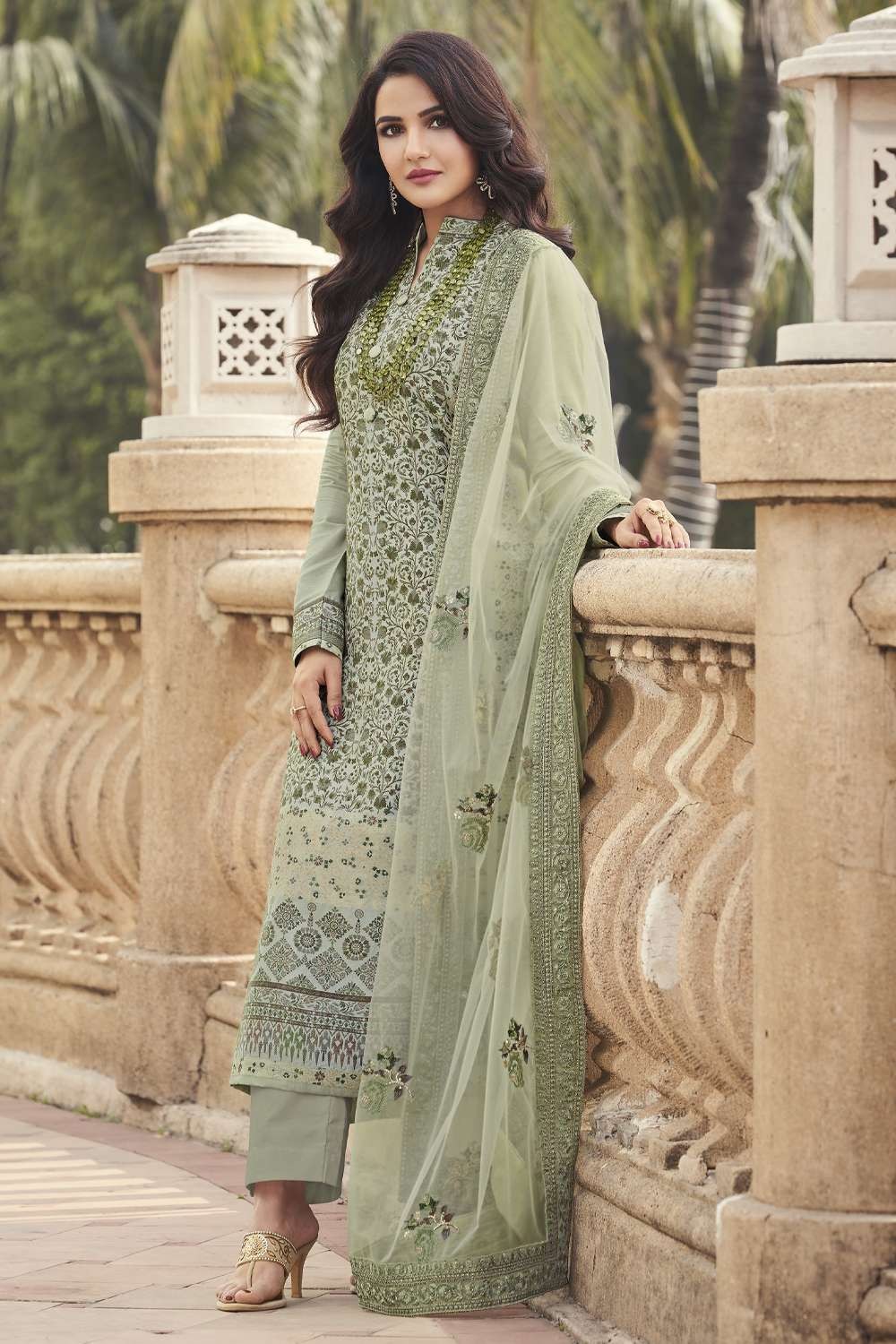 Mehndi range suit mere ne munda patya 💚 Suit and Jutti @beauty_brand22 . .  . . #misskaliraman #suit #suitlover #suitsalwar #punjabisuit | Instagram