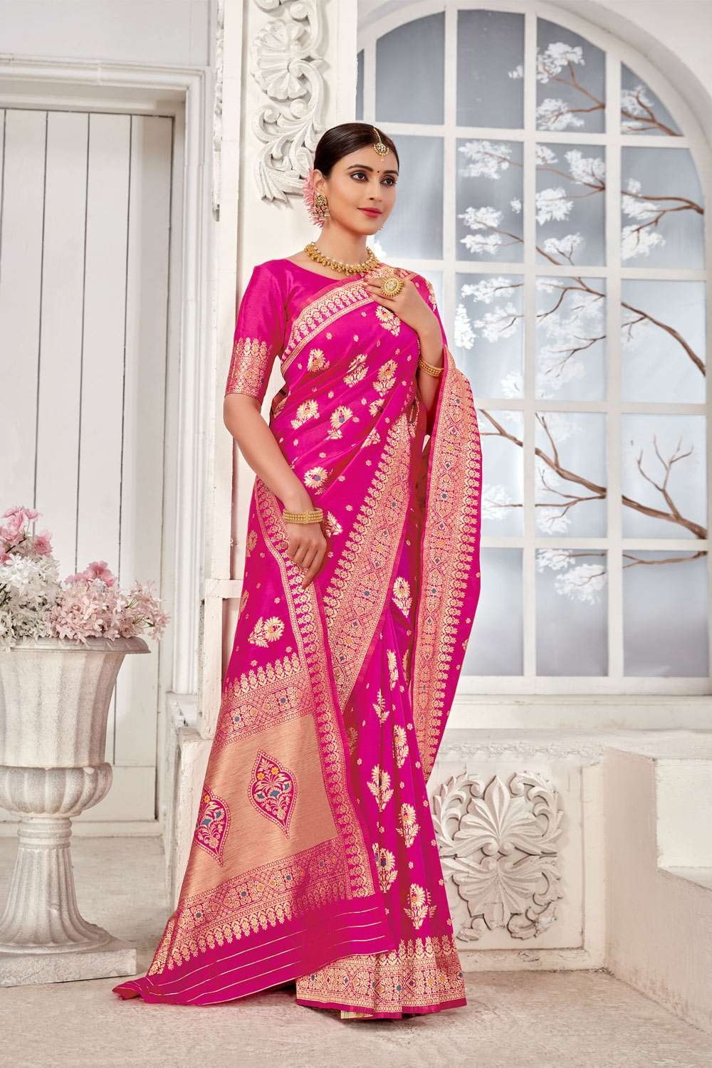 MONJOLIKA FASHION Magenta & Gold-Toned Ethnic Motifs Zari Silk Blend Banarasi  Saree